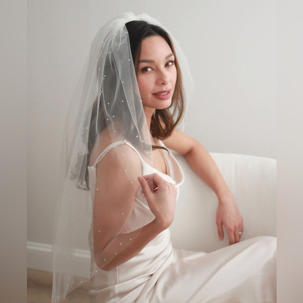 Dareth Colburn knee length ivory pearl veil